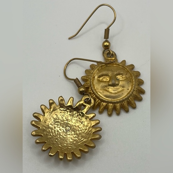 ✨ Vintage Boho Gold Sun Face Dangle Earrings ✨ - Picture 2 of 3